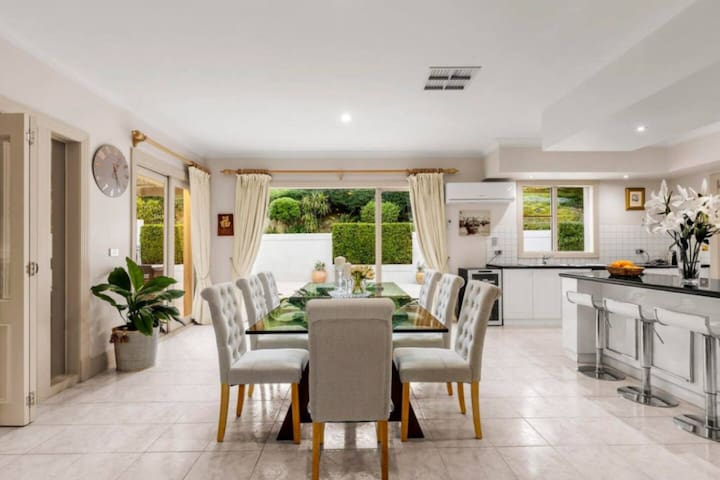 StayAU Deluxe Villa 7BR Warrandyte gallery image 2