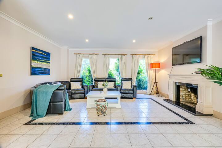 StayAU Deluxe Villa 7BR Warrandyte gallery image 3