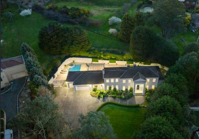 StayAU Deluxe Villa 7BR Warrandyte gallery image 4