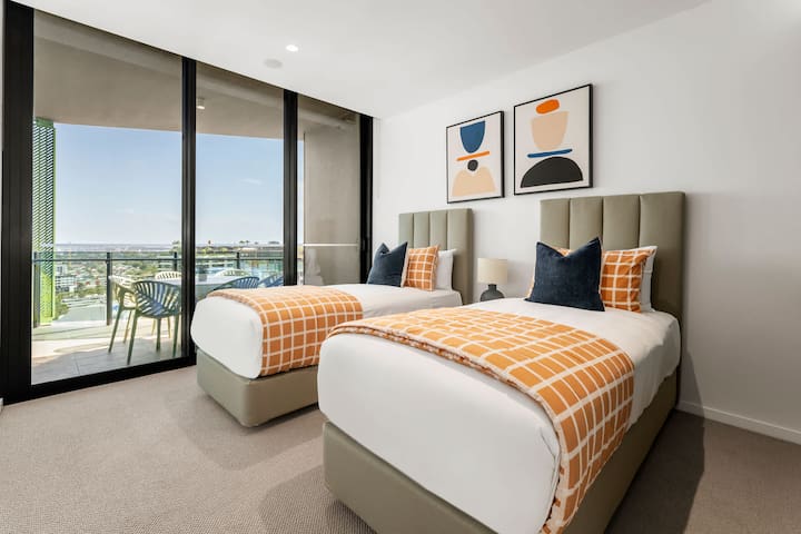 Three Bedroom Penthouse in Kangaroo Point gallery image 2