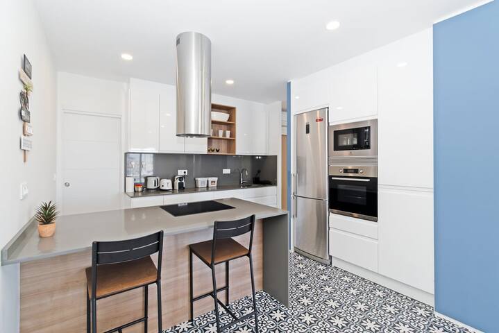 GuestReady – Modern flat with views to La Marina gallery image 3