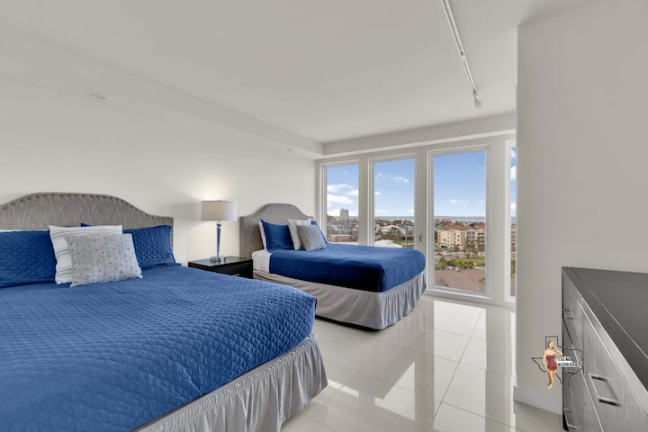 חדר השינה הזה, שמתאים למשפחות או לקבוצות, מציע 2 מיטות קווין סייז.