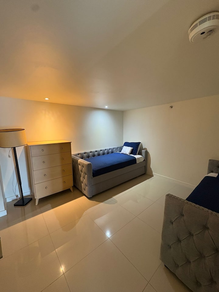 בחדר השינה הזה יש שתי מיטות נפתחות, אידיאליות לילדים או לאורחים נוספים.