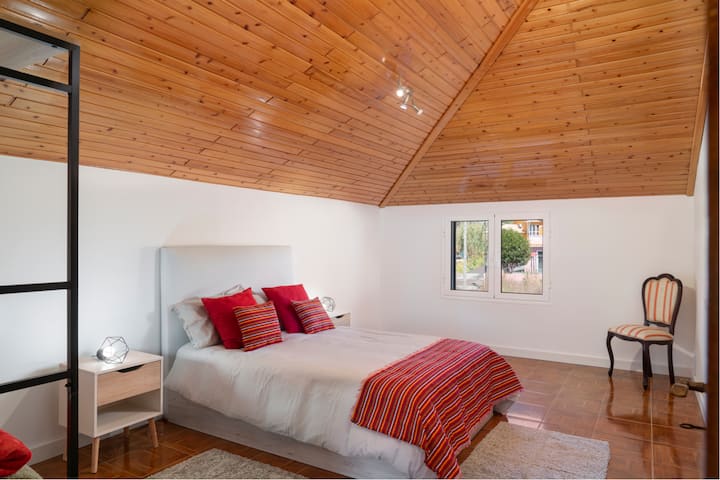 La chambre spacieuse 1 de l'appartement paradisiaque de Prazres près d'Ourmadeira