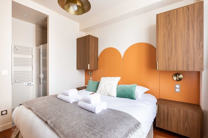 ห้องนอนที่ 2 ประกอบด้วยเตียงควีนไซส์และตู้เสื้อผ้า 