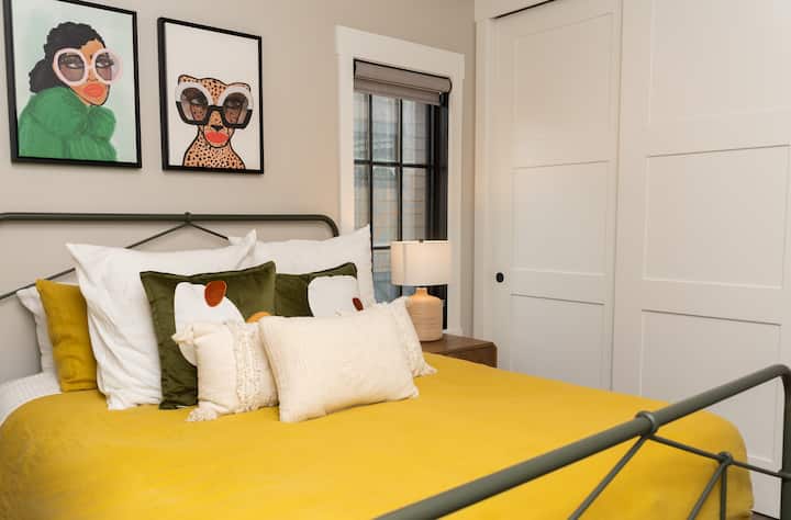 - სასიამოვნო საძინებელი ყვითელი თეთრეულითა და სახალისო ჩარჩოში ჩასმული კედლის ხელოვნებით
- მწვანე და თეთრი აქცენტის ბალიშები ამატებს ფაქტურას და კონტრასტს
- მყუდრო, თუმცა კაშკაშა დასვენება განწყობის ასამაღლებლად და მშვიდი ძილისთვის