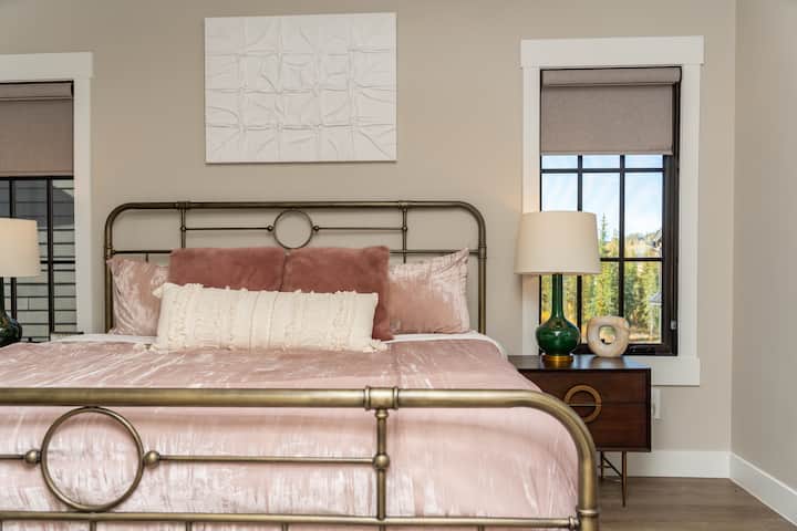 - ელეგანტური საძინებელი სპილენძის საწოლის ჩარჩოთი, რომელიც გამოწყობილია რბილ თეთრეულში
- ელეგანტური ლამპების ტუმბოების დამთხვევა ბალანსსა და სითბოს მატებს
- დიდ ფანჯრებს ბუნებრივი სინათლე მოაქვს კაშკაშა მიმზიდველი დასვენებისთვის
