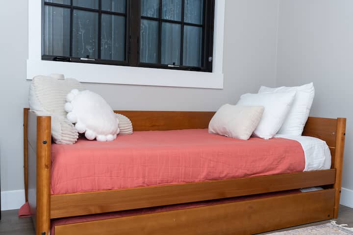 - მყუდრო ორადგილიანი საწოლი რბილ მარჯნის თეთრეულსა და პლუშის ბალიშებში გამოწყობილი თასმით
- იდეალური საძილე სივრცე ბავშვებისთვის ან დამატებითი სტუმრებისთვის
- განლაგებულია ფანჯარასთან, რომ დღისით ბუნებრივი სინათლით დატკბეთ