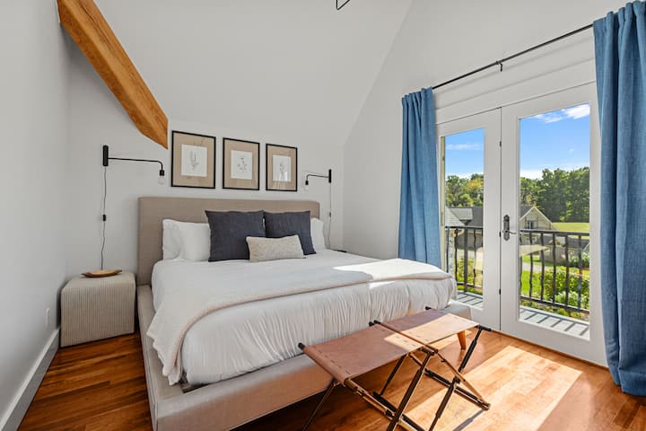 Kamar tidur 4 berada di lantai atas & memiliki tempat tidur queen-size dan 2 tempat tidur twin-size.