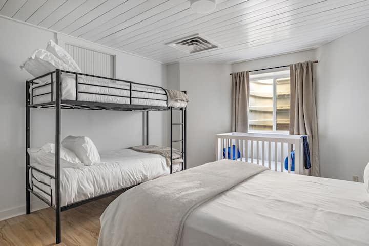 El dormitorio 7 está en el nivel inferior y tiene una cama tamaño king, una litera tamaño doble y una cuna.