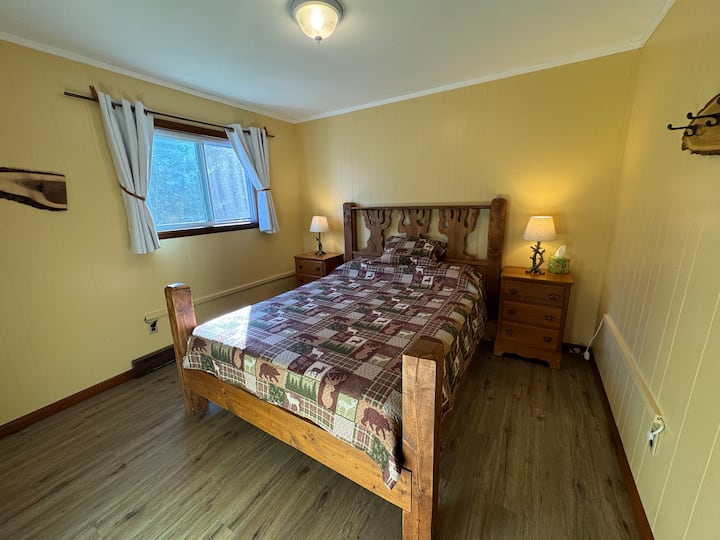 คุณจะรู้สึกถึงความอบอุ่นในห้องที่มีเสน่ห์แห่งนี้ด้วยการเน้นไม้ที่อุดมไปด้วยและเตียงที่น่าอยู่ ตื่นขึ้นมาด้วยความสดชื่นล้อมรอบด้วยความอบอุ่นแบบชนบทและเพลิดเพลินไปกับการผสมผสานที่สมบูรณ์แบบของความสะดวกสบายและบรรยากาศธรรมชาติ