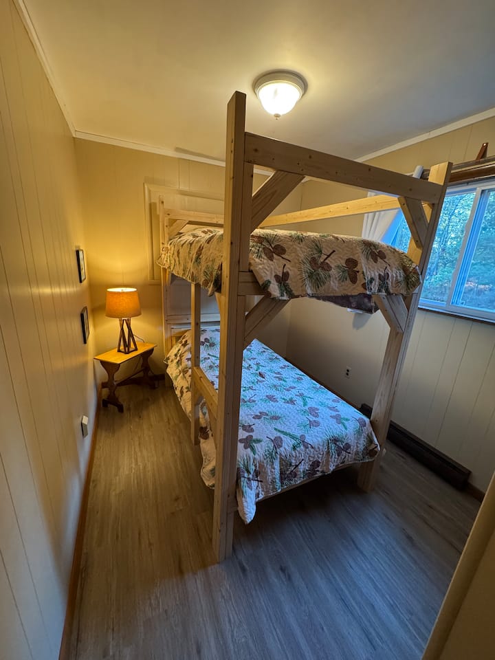 เมื่อคุณพักผ่อนในเตียงแฝดคุณจะถูกล้อมรอบด้วยบรรยากาศที่เงียบสงบซึ่งสัญญาว่าจะนอนหลับอย่างสงบ