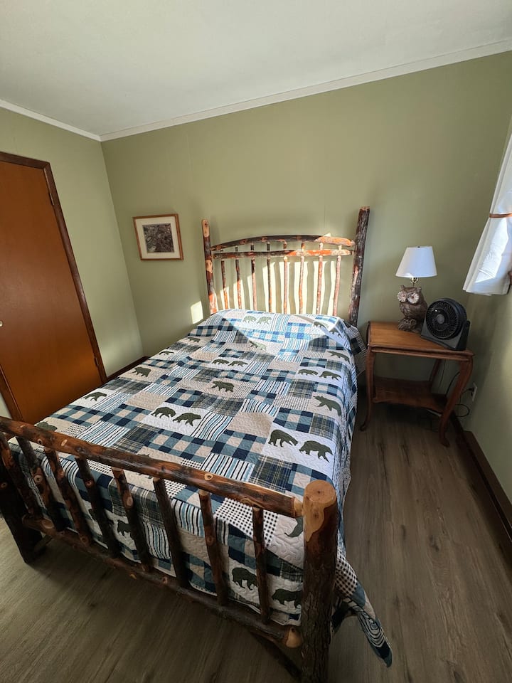 ในขณะที่คุณนอนเอนหลังบนเตียงควีนไซส์คุณจะถูกล้อมรอบด้วยการตกแต่งที่สง่างามและจานสีที่ผ่อนคลายที่ทำให้ความรู้สึกสงบ