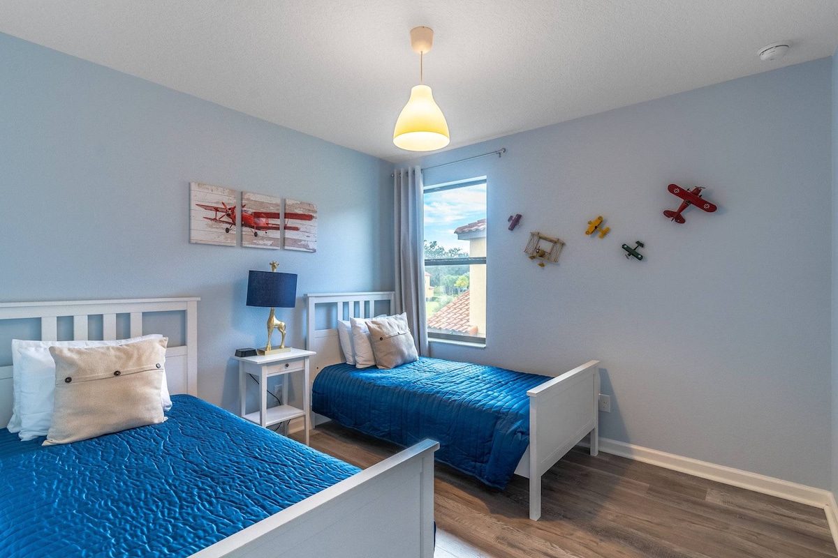 חדר כחול בקומה השנייה עם 2 מיטות נפרדות