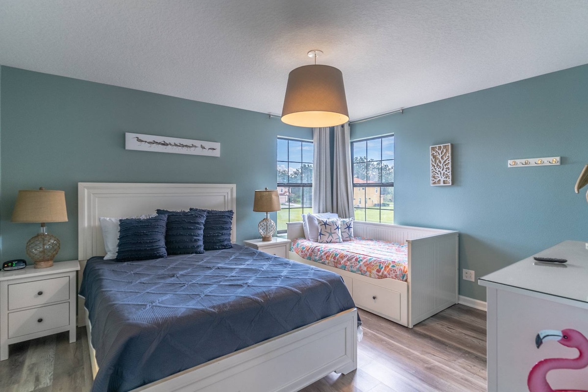 קווין מאסטר בקומה השנייה עם מיטת יום זוגית וחדר רחצה צמוד פרטי