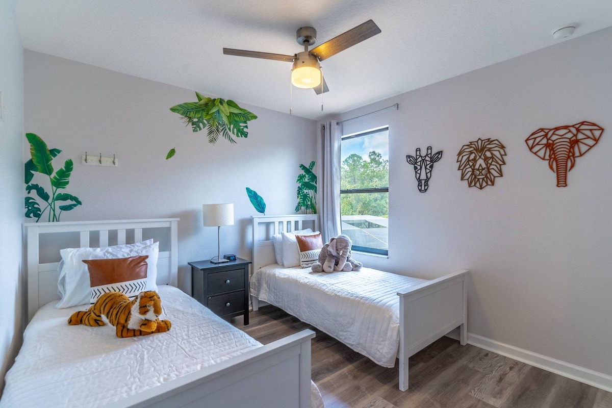 חדר בנושא ג'ונגל עם שתי מיטות נפרדות