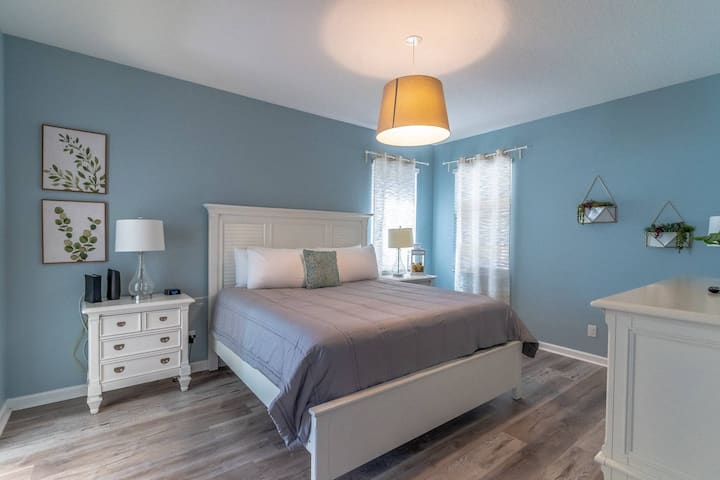 Dormitorio principal tamaño king en la planta baja