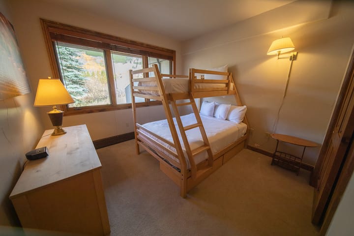 Დაბლა სტუმრების საძინებელი