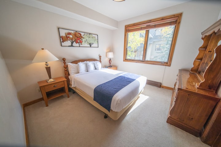 Სტუმრების საძინებელი ბუნებრივი განათებით