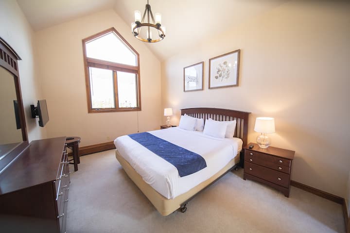 Ძირითადი საძინებელი თაღოვანი ჭერით