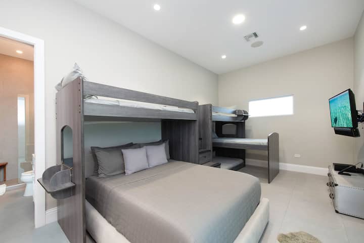 Spavaća soba 4 s bračnim krevetom na sprat (širine 150-179 cm)