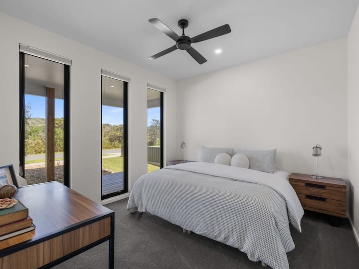 Ორი ერთადგილიანი საწოლი შეიძლება გამოყენებულ იქნას, როგორც დიდი საწოლი.