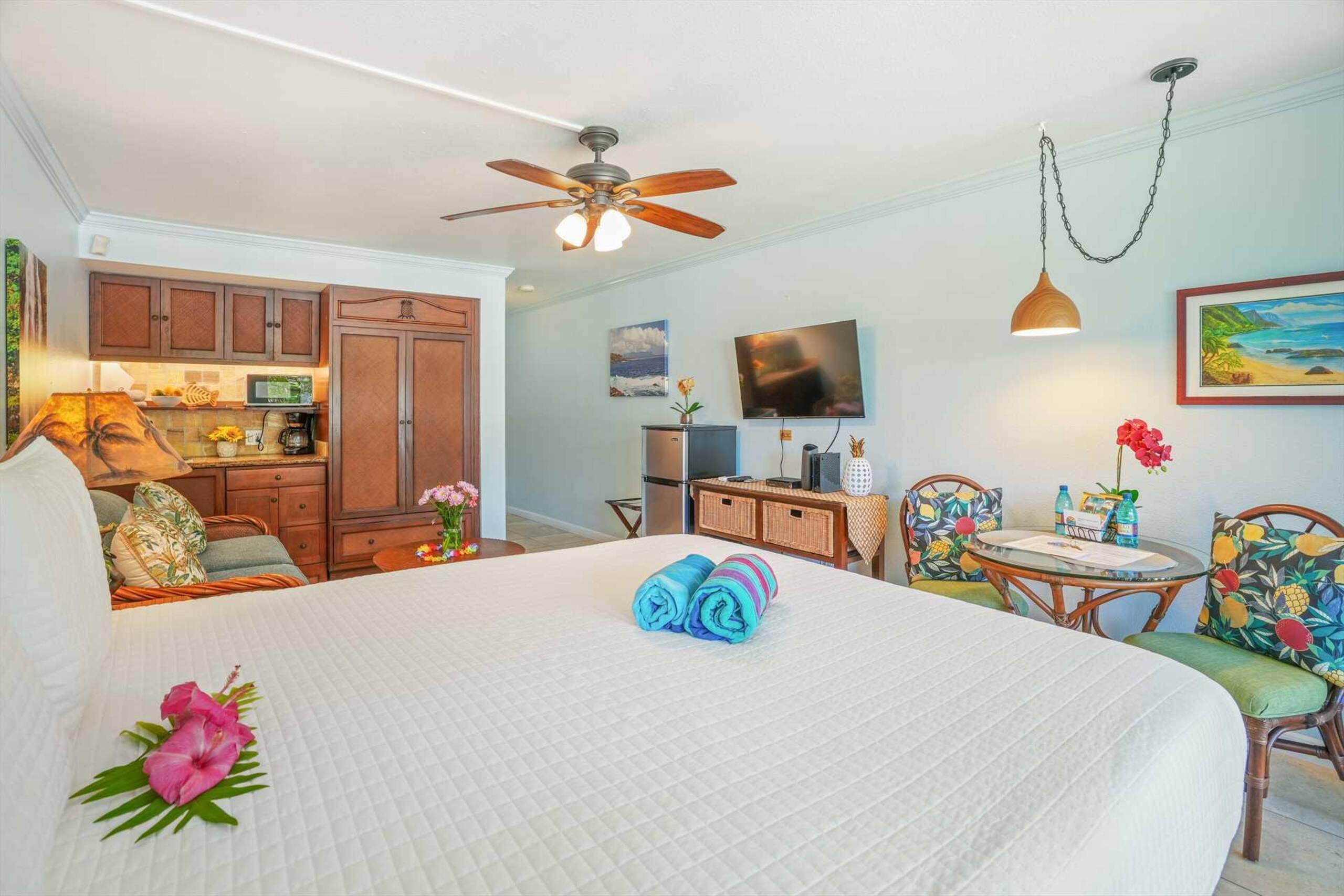 Ocean View Studio | King Bed | Split AC - Photo 8