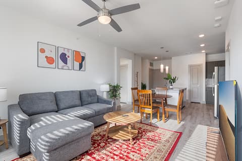 Luxury 2BD/2BA Next to Airport 2646