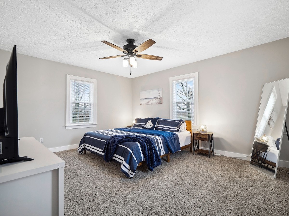 Დაისვენეთ ამ ფართო საძინებელში მყუდრო დიდი საწოლით. 