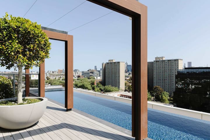 Abbotsford Abode With Pool, Parking & Gym