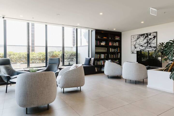 Abbotsford Abode With Pool, Parking & Gym gallery image 5