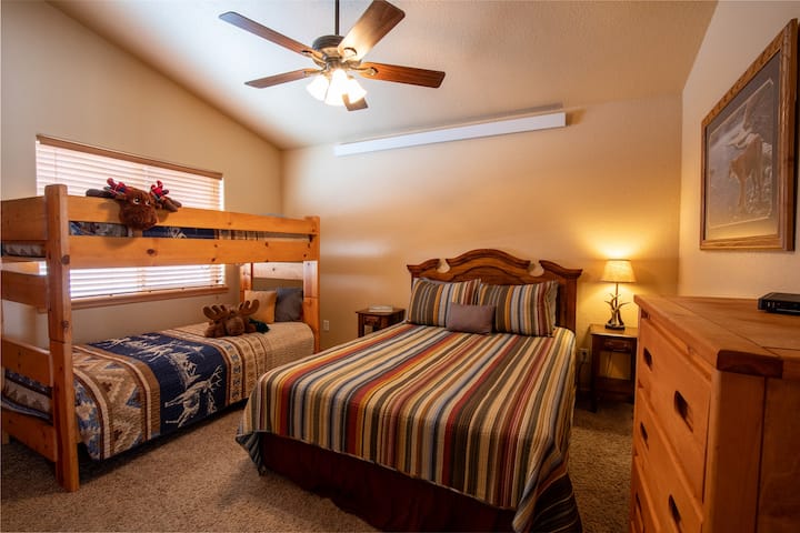 Spálňa s manželskou posteľou na poschodí sa môže pochváliť poschodovými posteľami typu XL a dostatkom priestoru pre všetky vaše veci, čo zabezpečuje pohodlný a organizovaný pobyt pre všetkých.