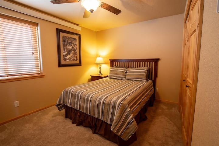 Druhá spálňa s manželskou posteľou na prízemí poskytuje pokojné prostredie na pokojný nočný spánok a zabezpečuje, aby ste boli dobití a pripravení na ďalší deň dobrodružstva v kopcoch.