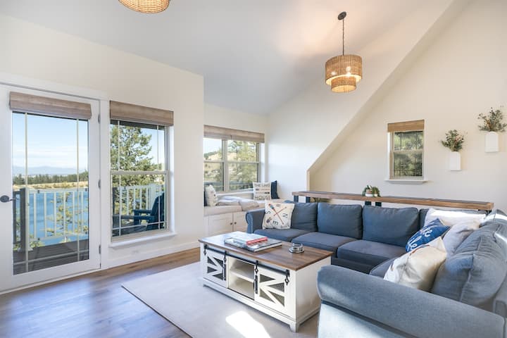 Great room with stunning view of the lake and mountains