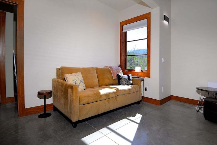 Office w/queen pullout