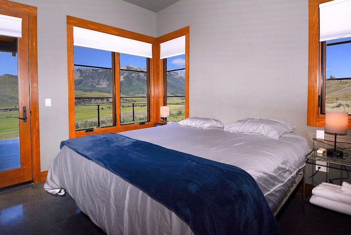 סוויטה ראשית עם מיטת קינג סייז