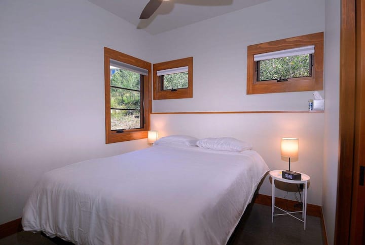 חדר קווין עם חדר רחצה צמוד