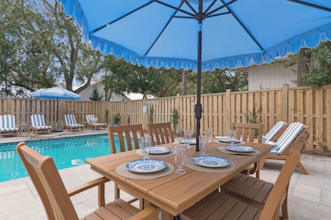 Sunset Peak sleeps 12 with a pool
