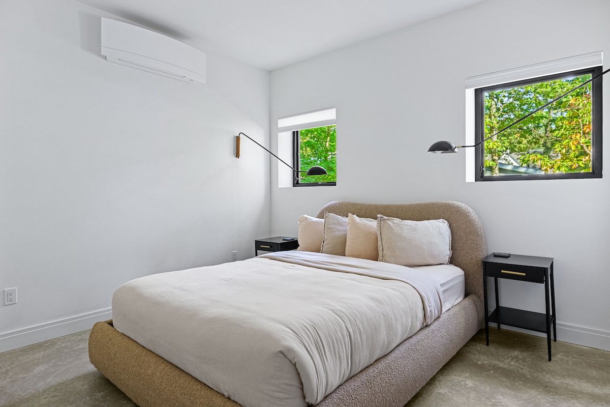 Spavaća soba 5 ima bračni krevet (160x200).