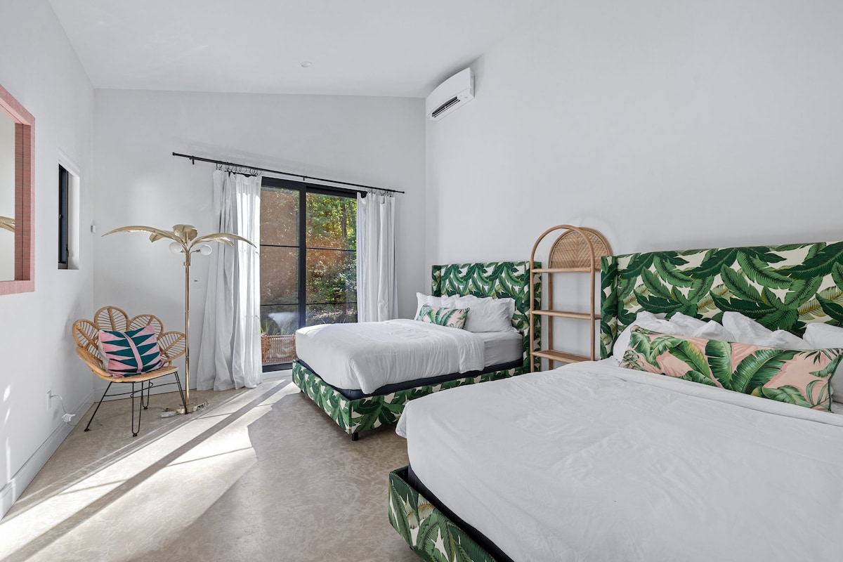 Spavaća soba 3 ima 2 bračna kreveta.