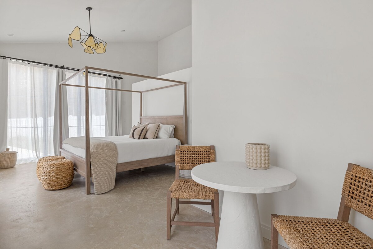 Spavaća soba 2 ima bračni krevet.