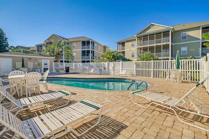Pool + Hot Tub: Lake-view Condo In Surfside Beach! - Garden City, SC