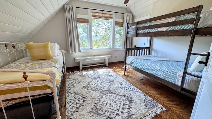 Ისტვუდი ორსართულიანი საძინებლის ზემოთ