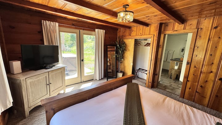 Ბეარ-კრიკის მთავარი საძინებელი კალ-კინგის საწოლით