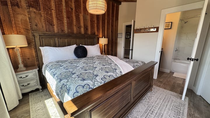 Ისტვუდის მთავარი საძინებელი 1-ლი სართული კალ-კინგის საწოლით