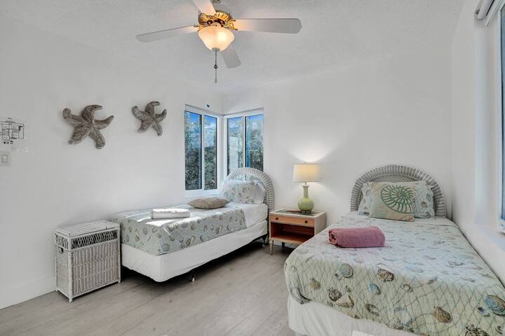 Sunset Oceanfront Paradise gallery image 4