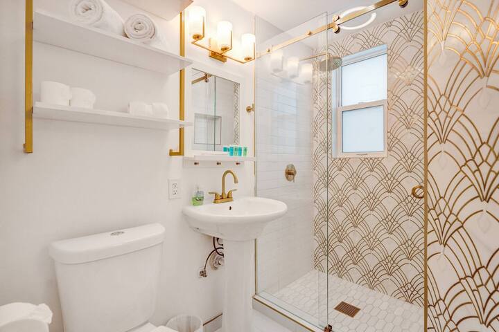 Sunset Oceanfront Villa gallery image 3