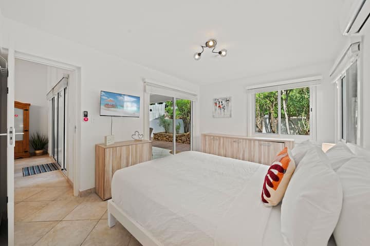 - Rilassati nel letto a due piazze con lenzuola morbide per una notte di sonno confortevole
- Svegliati con la luce naturale dalle grandi finestre, migliorando l'atmosfera ariosa della stanza
- L'arredamento sereno e i tocchi moderni offrono una fuga tranquilla dopo una giornata di esplorazione