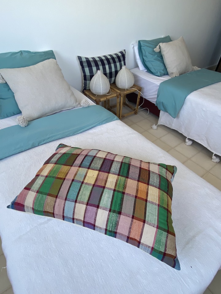 Má dve samostatné postele a kúpeľňu s WC a talianskou sprchou.