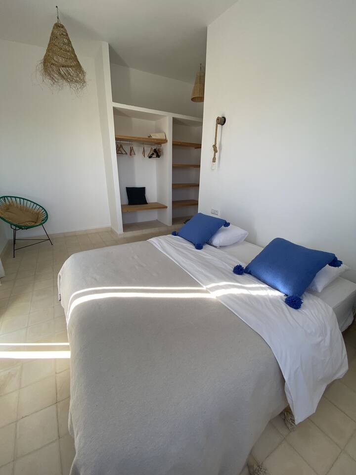 Izba pre hostí, 1,80 m lôžko vrátane sprchy s talianskou sprchou
Má súkromnú terasu s bazénom a výhľadom na vidiek.